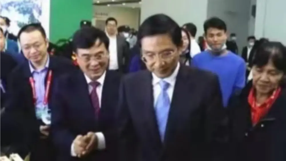Jiangxi ပြည်နယ်ပြည်သူ့အစိုးရ၏ဒုတိယအုပ်ချုပ်ရေးမှူးသည်ခရိုင်သစ်တောကုန်စည်ပြပွဲတွင်ကျွန်ုပ်တို့၏ပြခန်းကိုလာရောက်ကြည့်ရှုသည်။